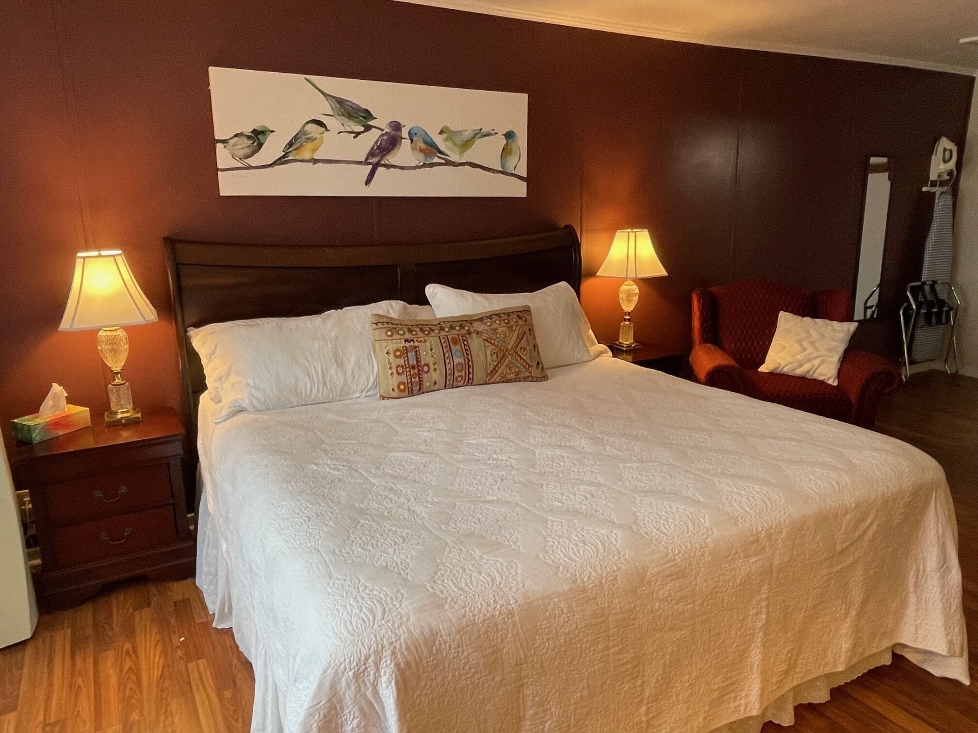 خزنة داخل الغرفة وبديكورات فريدة لكل غرفة وطراز فريد لكل وحدة