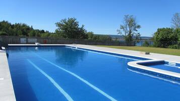 Alberca al aire libre y camastros