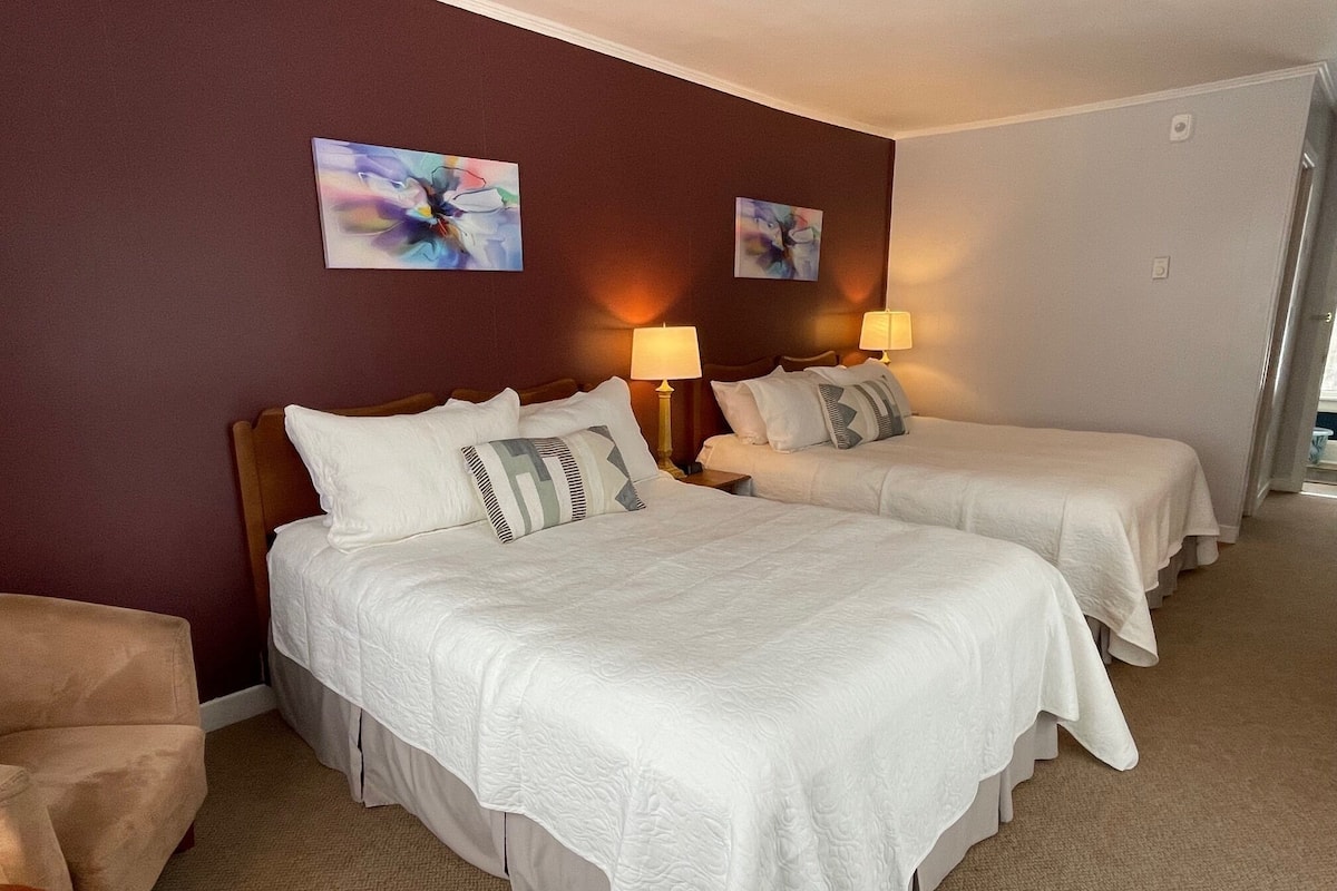 Quadruple Room | Peti besi dalam bilik, dihias secara berasingan