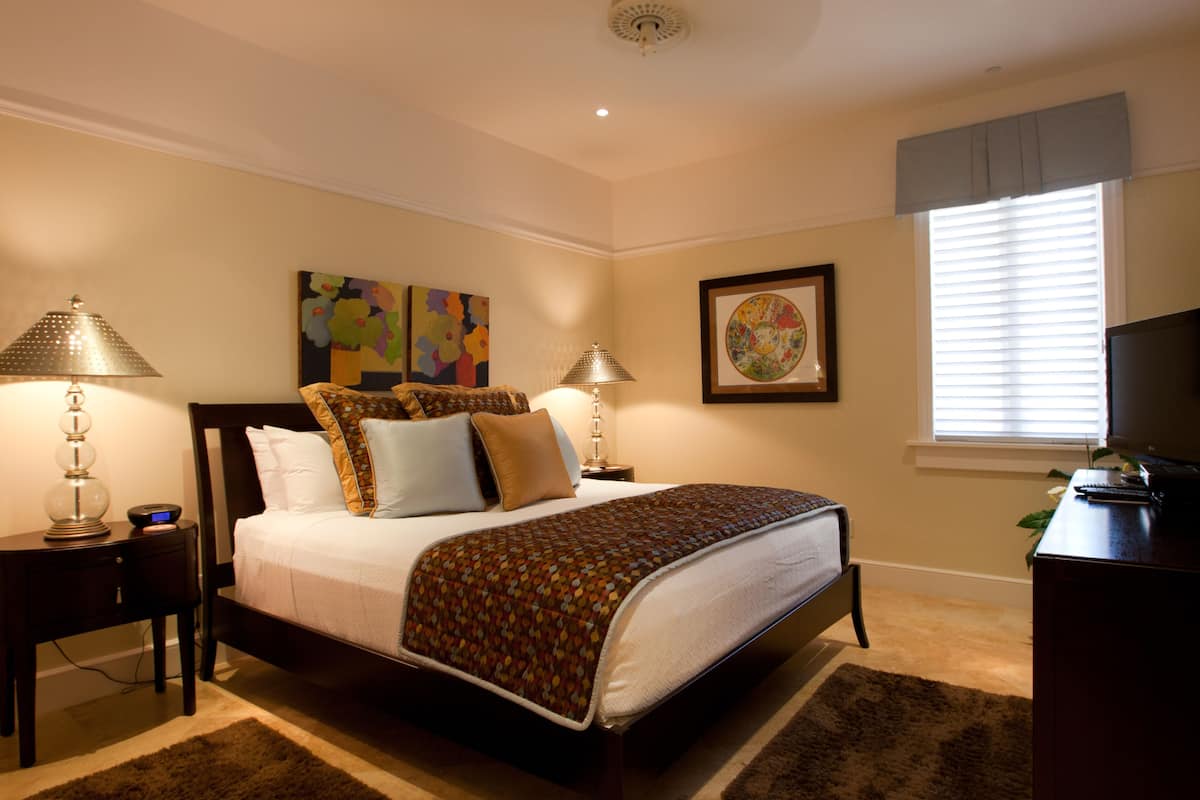 Premium bedding, in-room safe, iron/ironing board