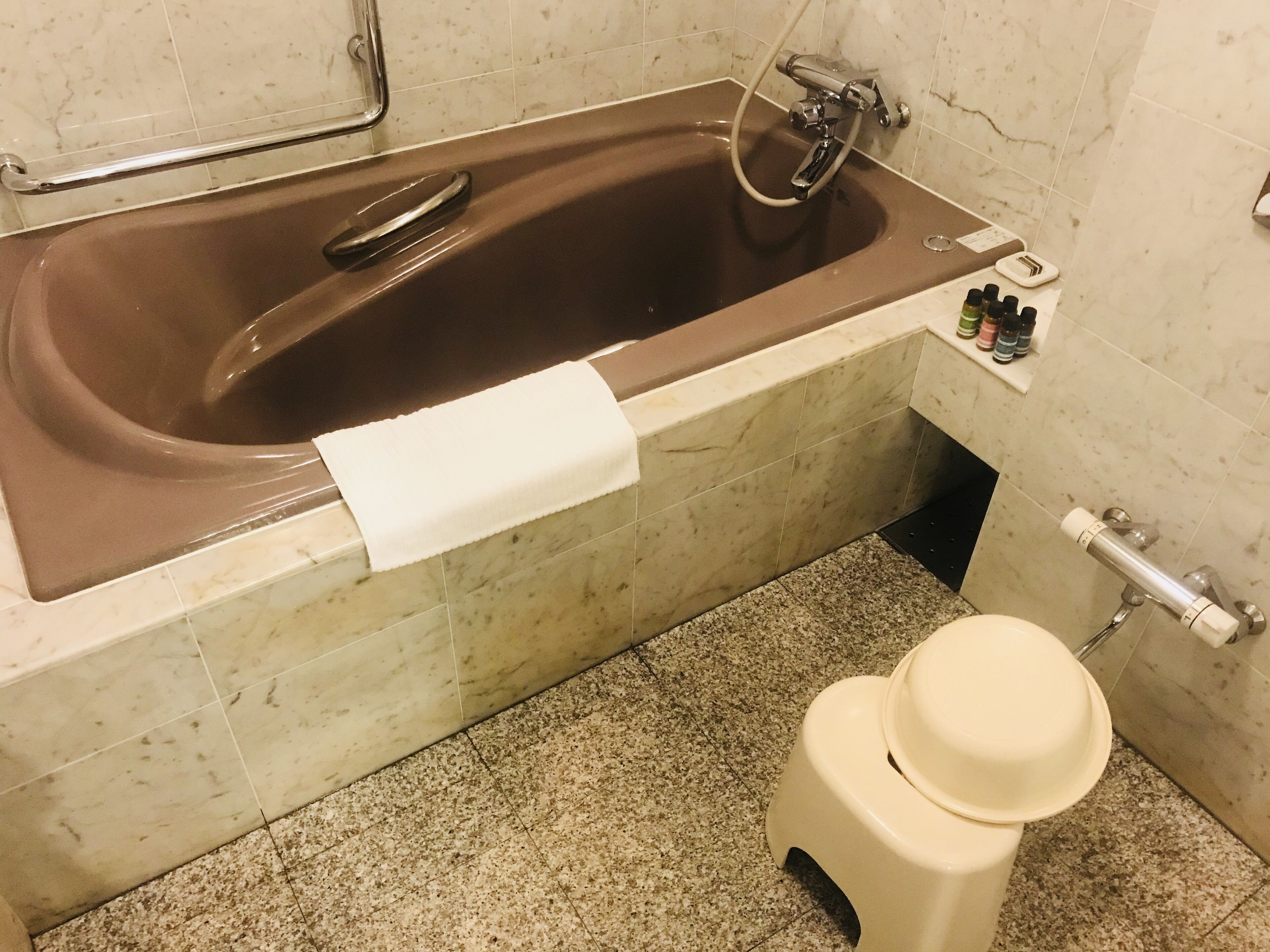 combined shower/bathtub, free toiletries, hair dryer, slippers