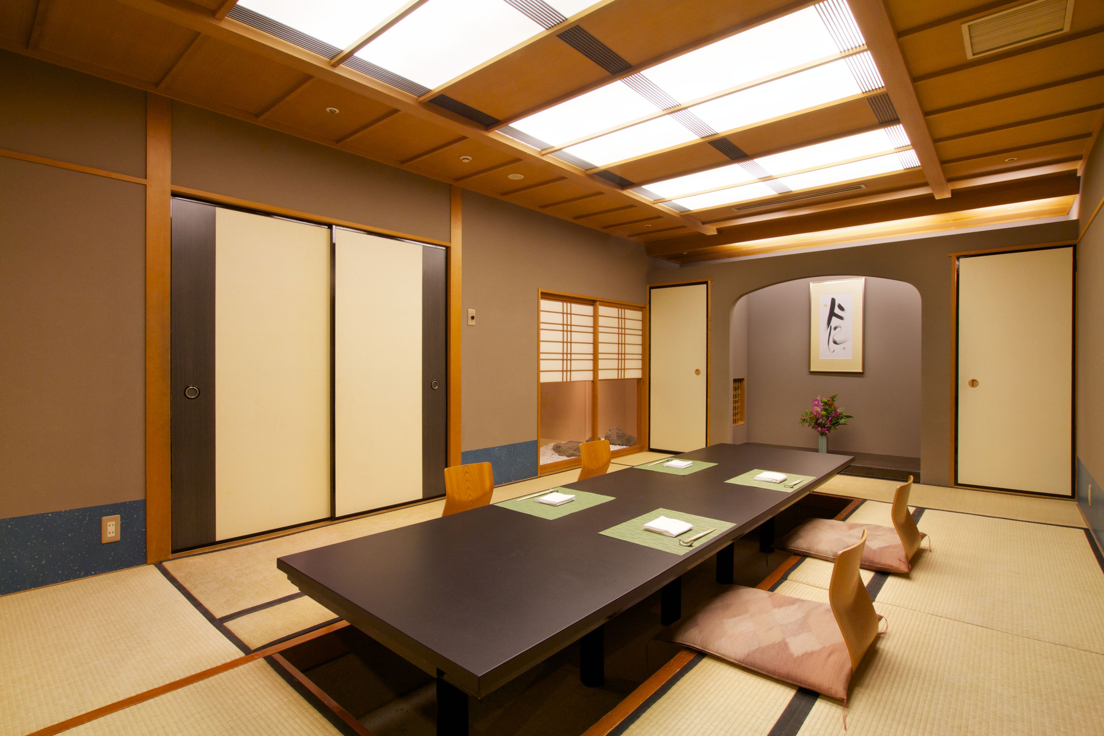 4 restaurants, breakfast, lunch, dinner served; fusion cuisine