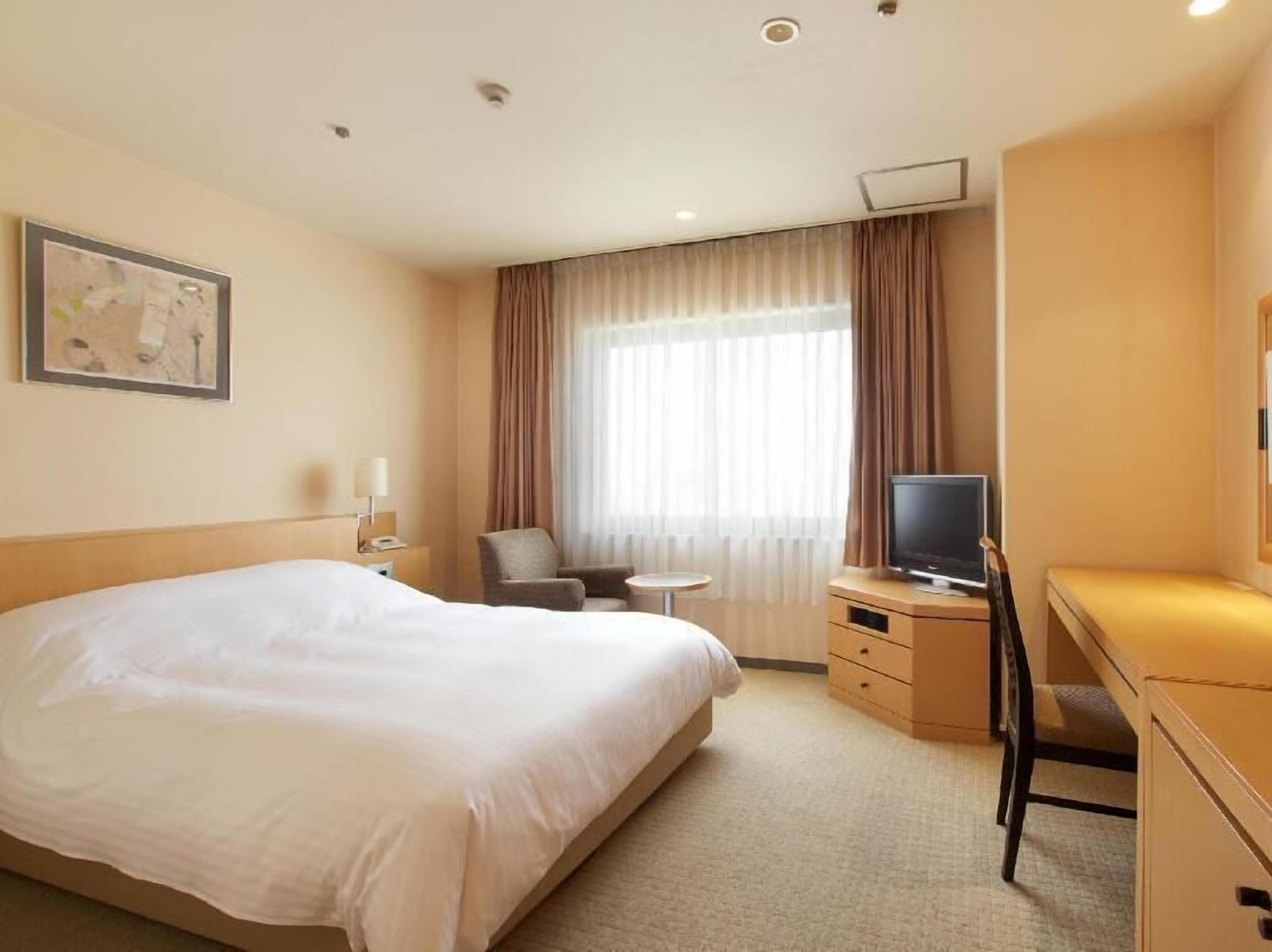 Premium bedding, pillow-top beds, in-room safe, desk