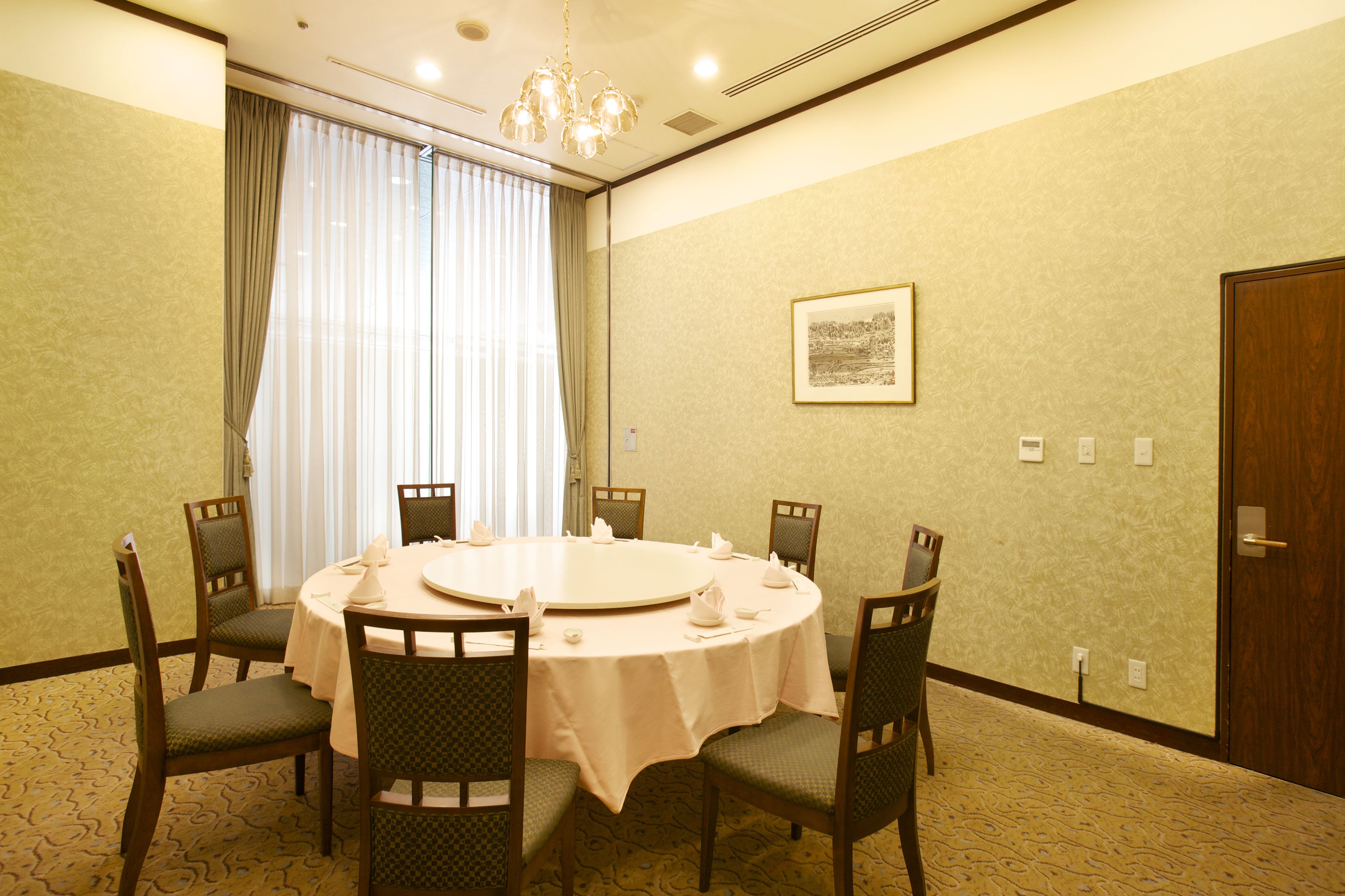 4 restaurants, breakfast, lunch, dinner served; fusion cuisine