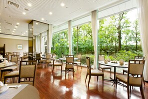 4 restaurantes, se sirven desayunos, comidas, cenas y cocina fusión