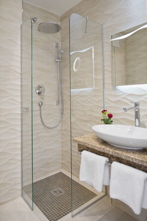 Artículos de tocador gratuitos, secador de pelo, toallas