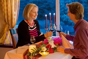 Serveert ontbijt, lunch, diner, internationale gerechten