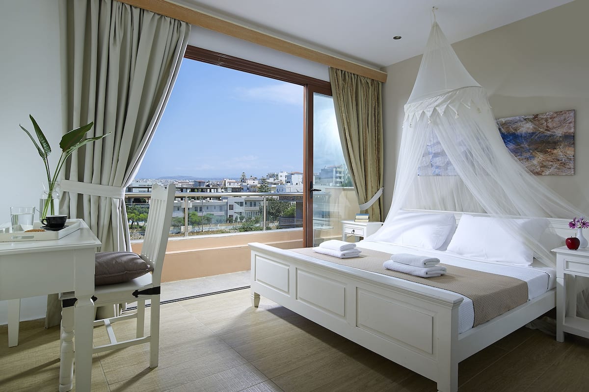 Habitación doble superior, vista al mar | Tabla de planchar con plancha y wifi gratis