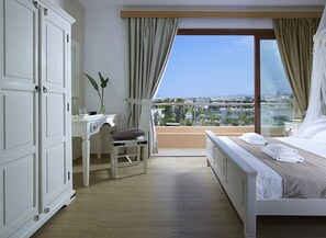 Habitación doble superior, vista al mar | Tabla de planchar con plancha y wifi gratis