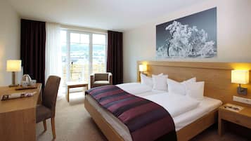 Hypo-allergenic bedding, in-room safe, laptop workspace, blackout drapes