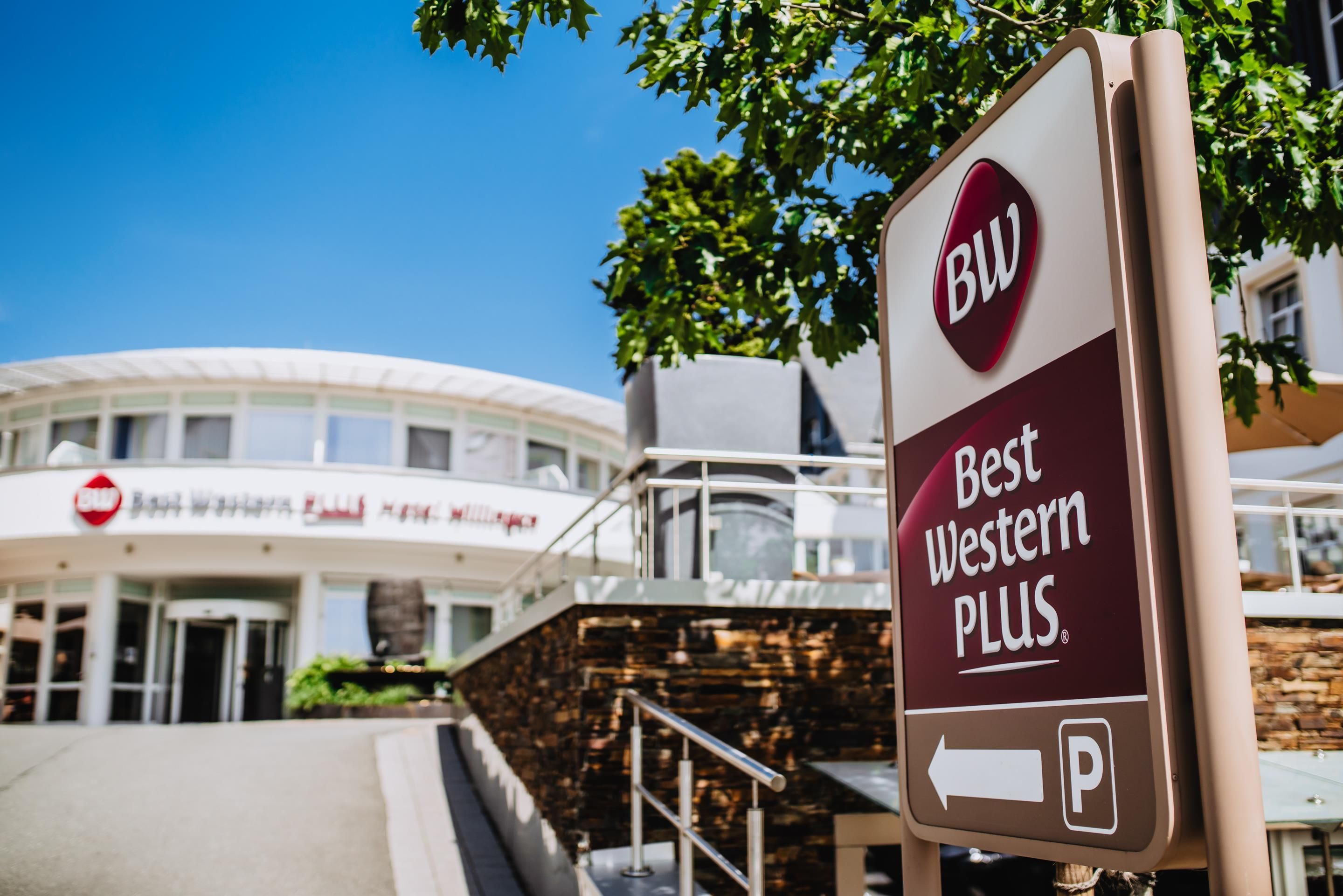 Een bordje voor hotel 'Best Western PLUS' met een parkeerpijlpijl.