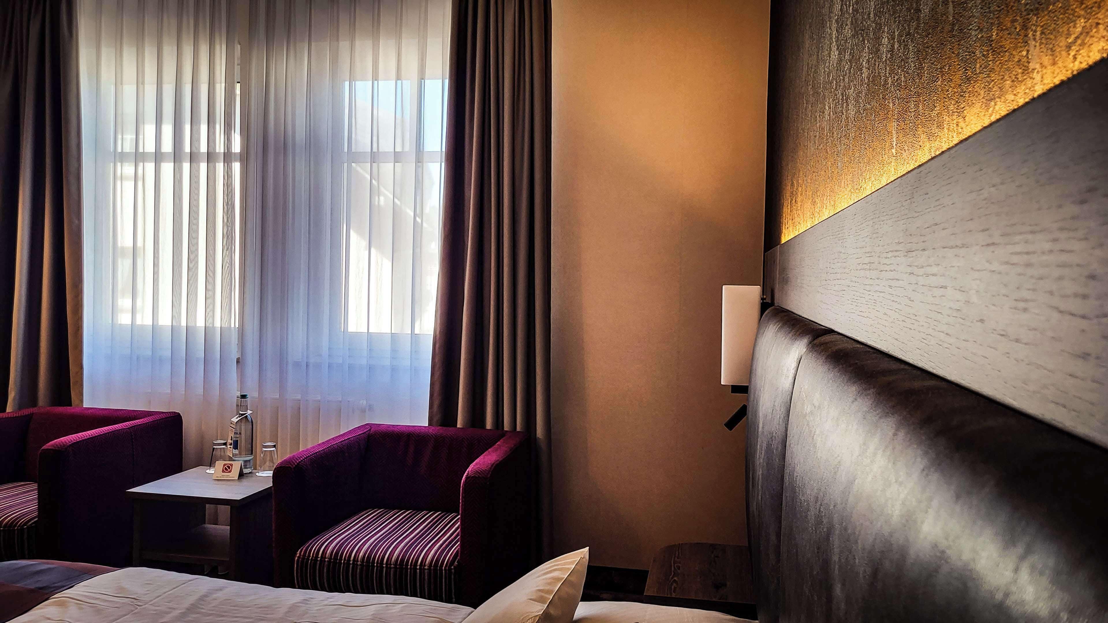 hypo-allergenic bedding, in-room safe, laptop workspace