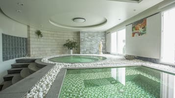 Un sauna, una bañera de hidromasaje, baño turco, baño turco/hammam