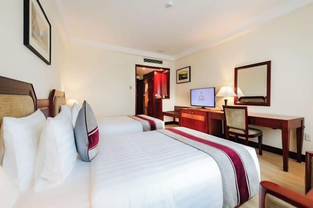Premium bedding, in-room safe, desk, blackout curtains