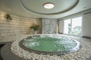 Een sauna, een bubbelbad, een stoombad, een Turks bad/hammam