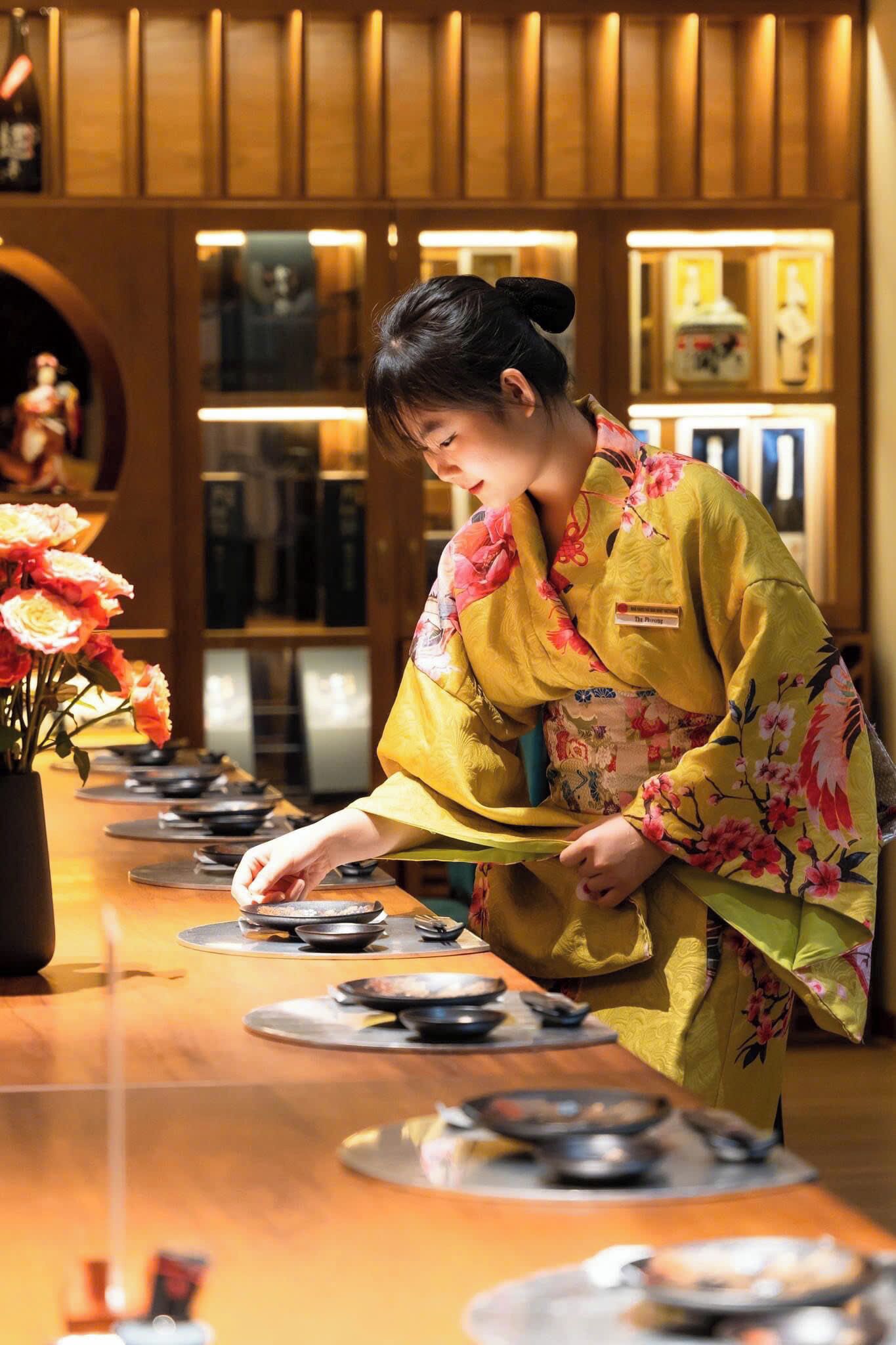 2 restaurants, spécialités Cuisine locale et internationale