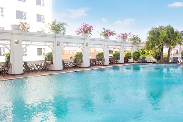 Outdoor pool, pool umbrellas, sun loungers