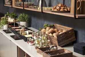 朝食 (ビュッフェ)、毎日提供 (無料)