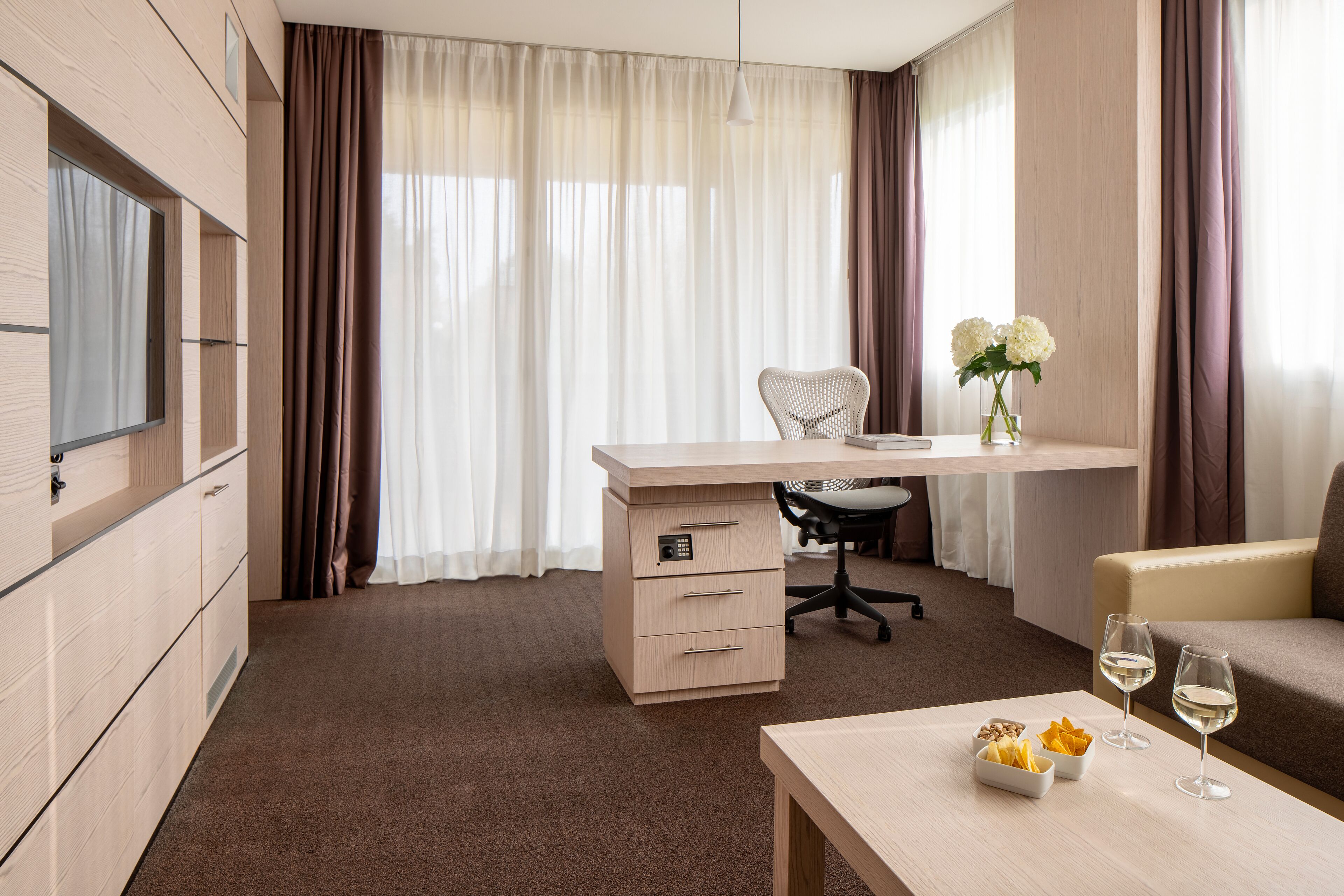 frette italian sheets, premium bedding, memory-foam beds, in-room safe