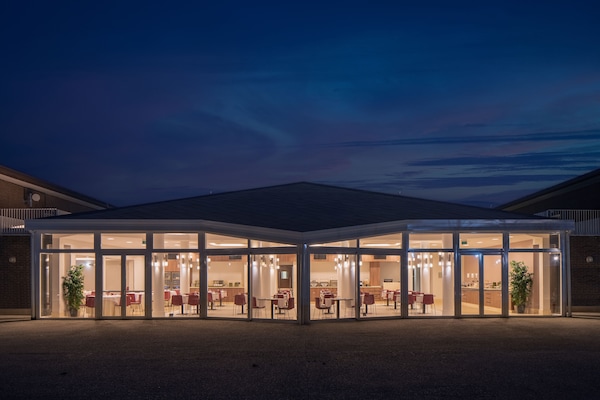 Aperto a colazione e cena, cucina locale e internazionale