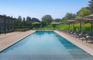 Piscine extérieure (ouverte en saison), parasols de plage