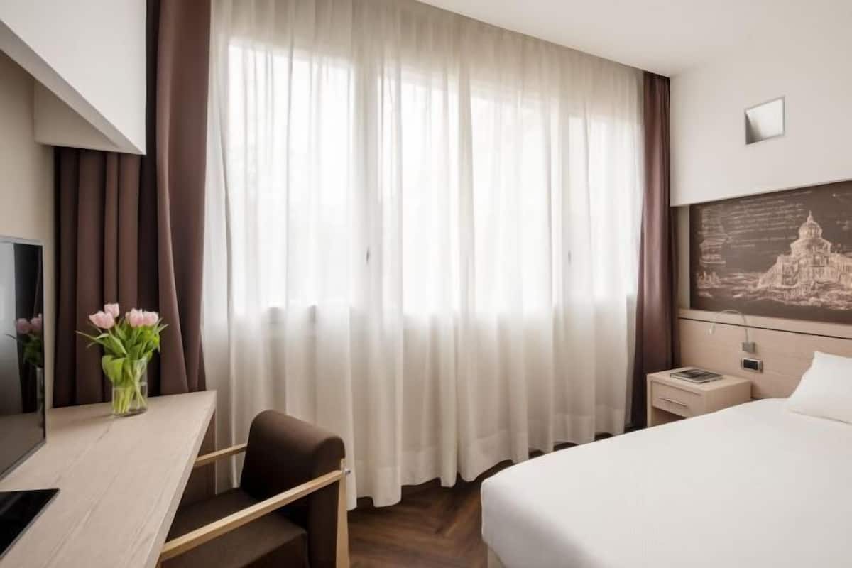 Frette Italian sheets, premium bedding, memory-foam beds, in-room safe
