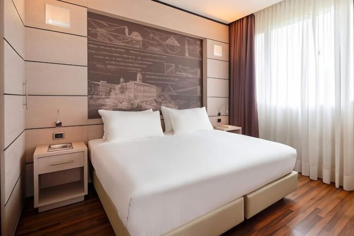 Frette Italian sheets, premium bedding, memory-foam beds, in-room safe