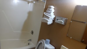 Un bagno con vasca, servizi igienici, lavandino e portasciugamani.