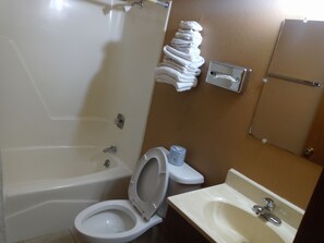 Tina con regadera, amenidades de baño gratuitas, toallas 