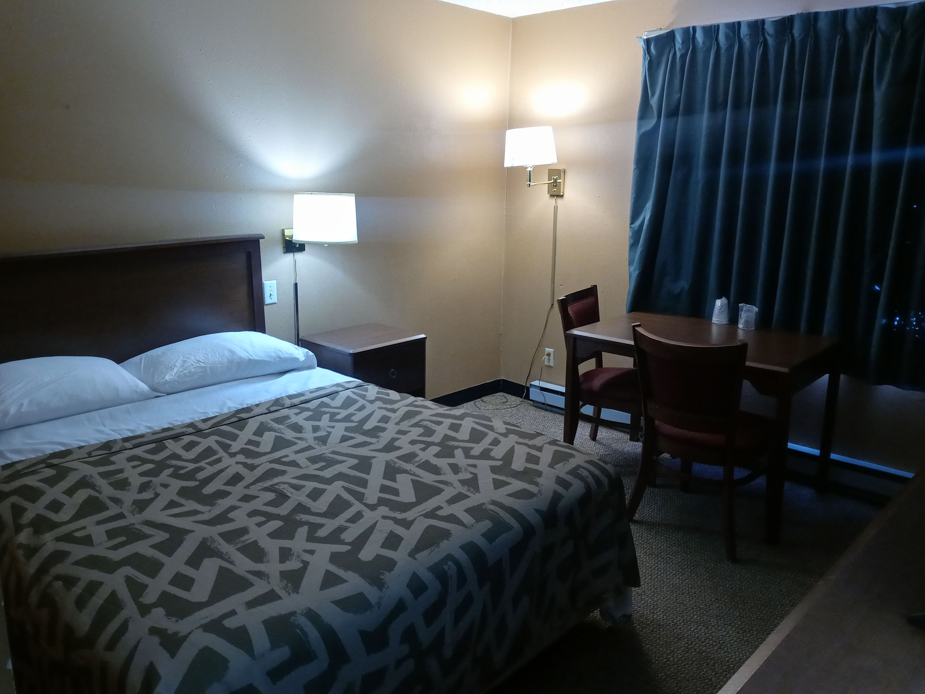 Quarto, 1 cama Queen | Escrivaninha, ferros/tábuas de passar roupa, camas extras/dobráveis