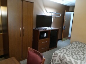 Habitación, 1 cama Queen size | Escritorio, tabla de planchar con plancha, camas extra y wifi gratis 