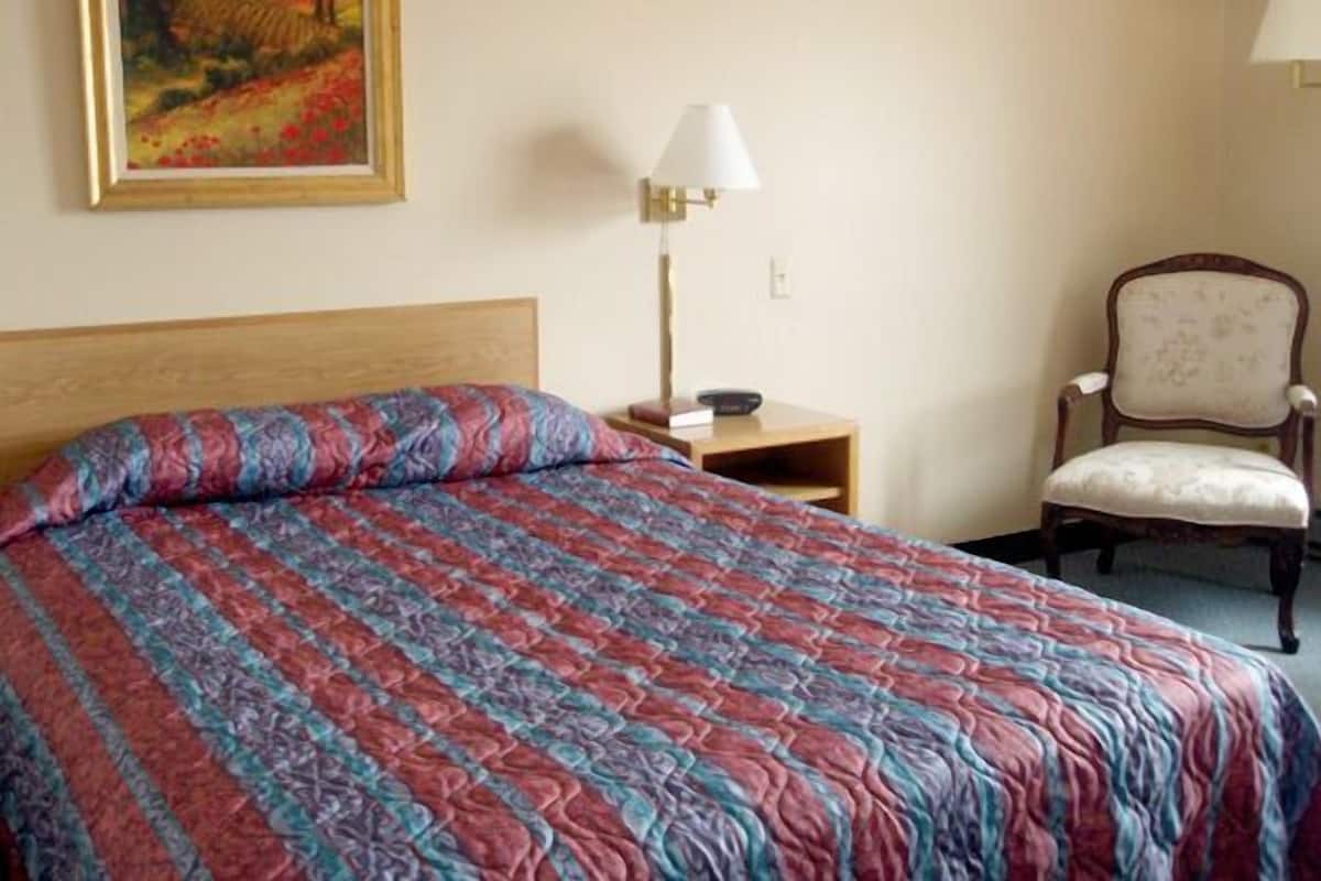Desk, iron/ironing board, rollaway beds, free WiFi