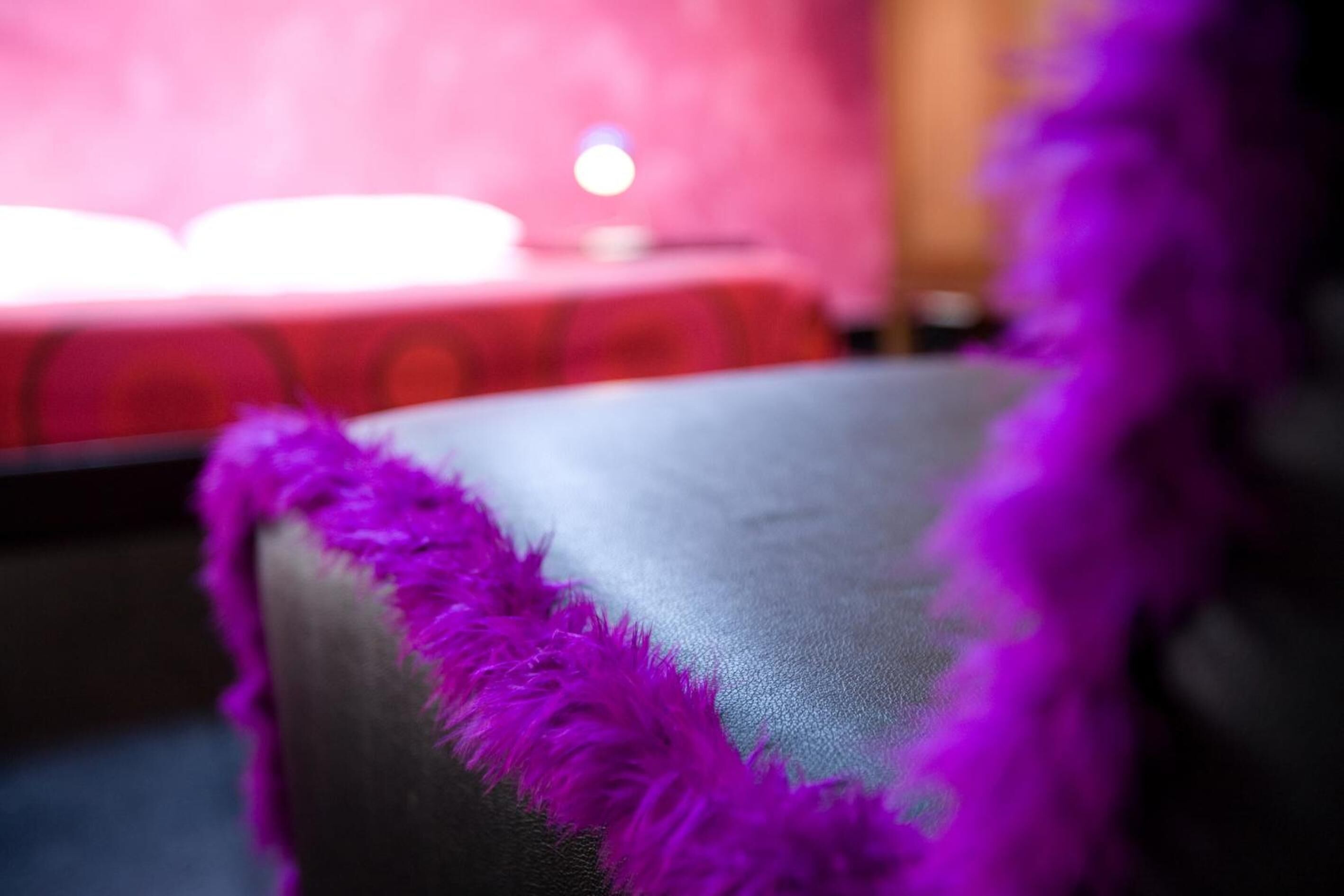 Ein Stuhl mit violetten Fransen im Detailansicht.