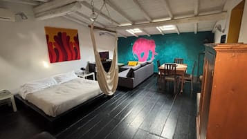 Suite estudio | Minibar, caja de seguridad en la habitación y decoración personalizada