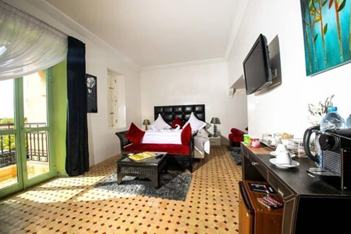 Minibar, caja de seguridad en la habitación, wifi gratis y ropa de cama
