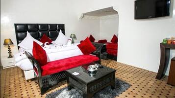 Junior Suite | Minibar, in-room safe, free WiFi, bed sheets