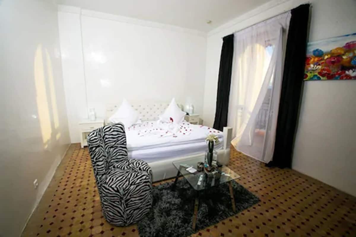 Minibar, caja de seguridad en la habitación, wifi gratis y ropa de cama