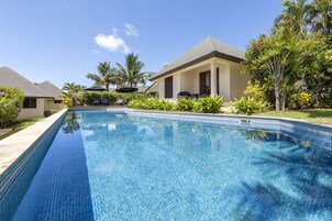 3 piscinas al aire libre, sombrillas, sillones reclinables de piscina