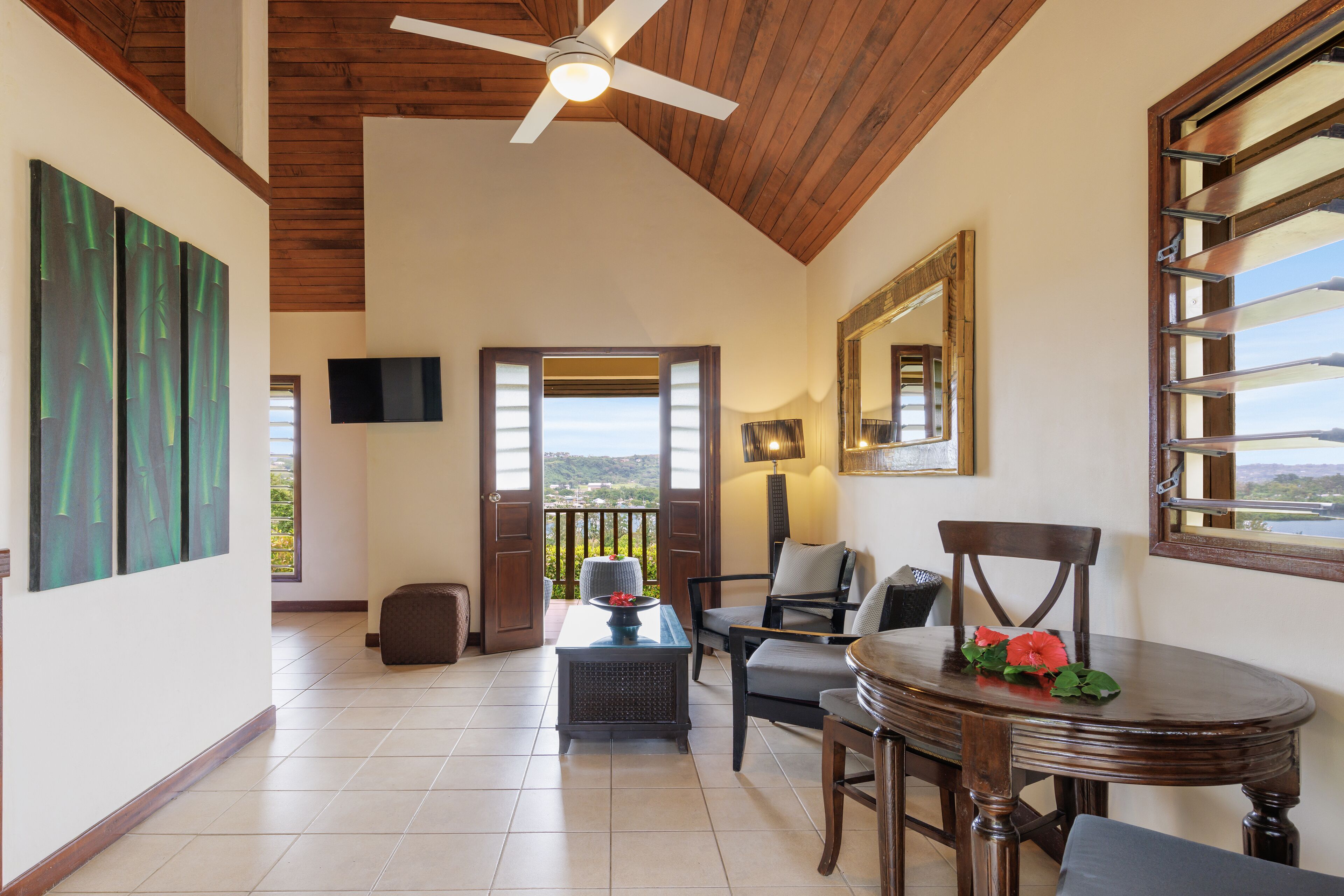 Bungalow, Lagoon View | Premium bedding, soundproofing, iron/ironing board, free WiFi