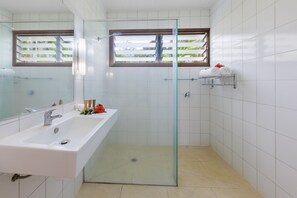 Premium bedding, soundproofing, iron/ironing board, free WiFi - Mangoes Resort (Port Vila)