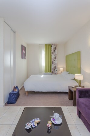 Verdunkelungsvorhänge, schallisolierte Zimmer, Bügeleisen/Bügelbrett