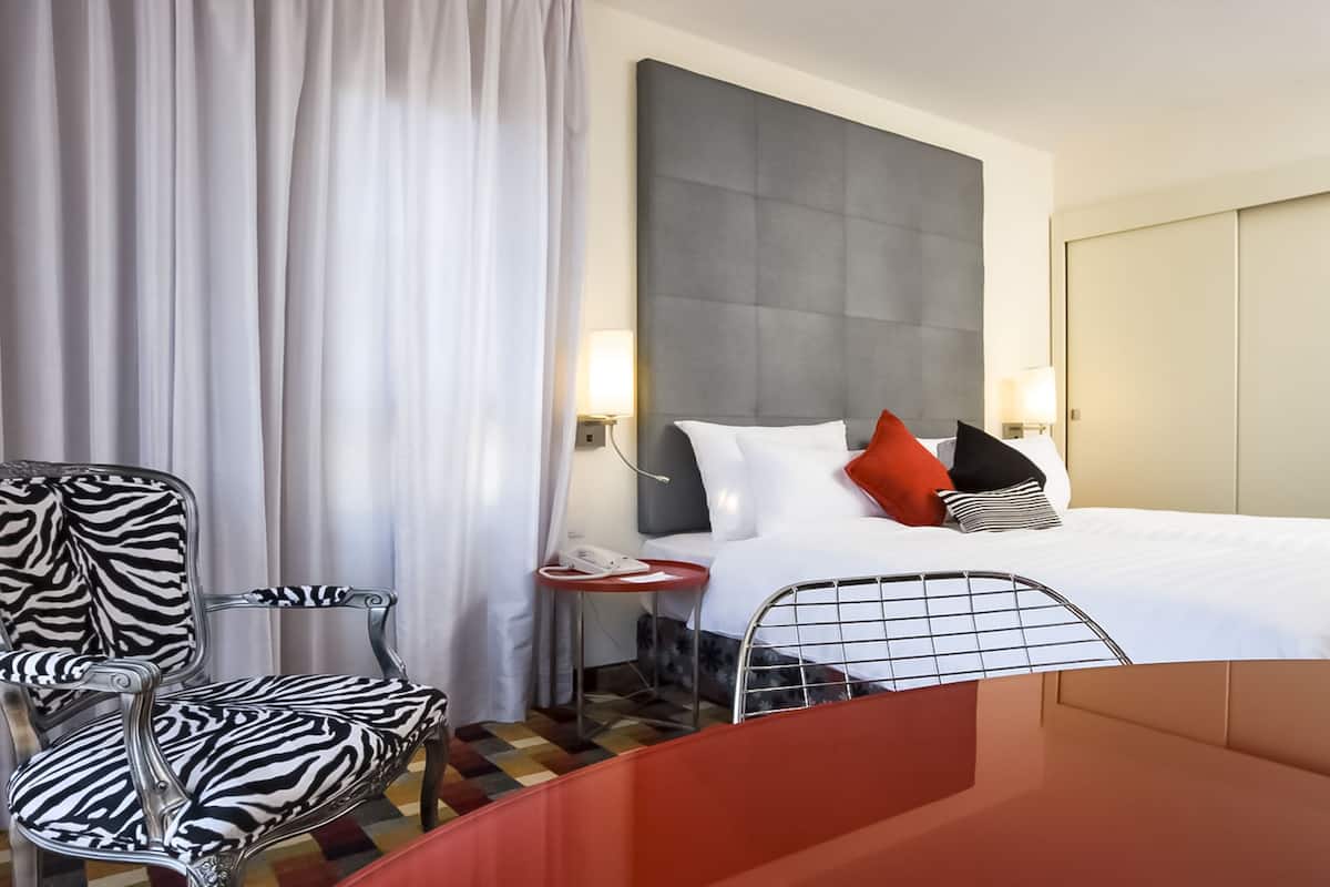 standard room | in-room safe, soundproofing, free wifi, bed sheets