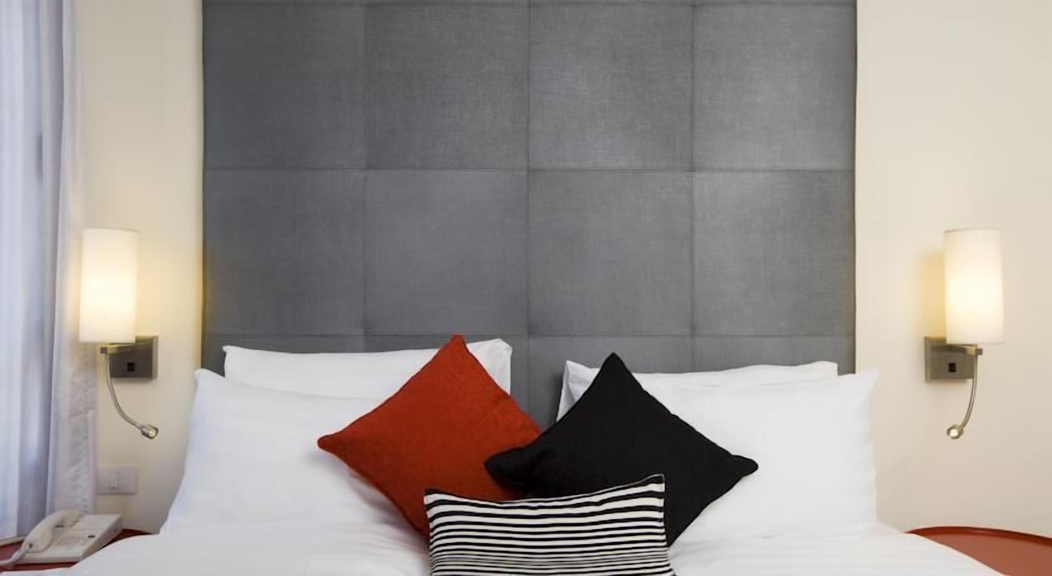 Caja fuerte, sistema de insonorización, wifi gratis y ropa de cama