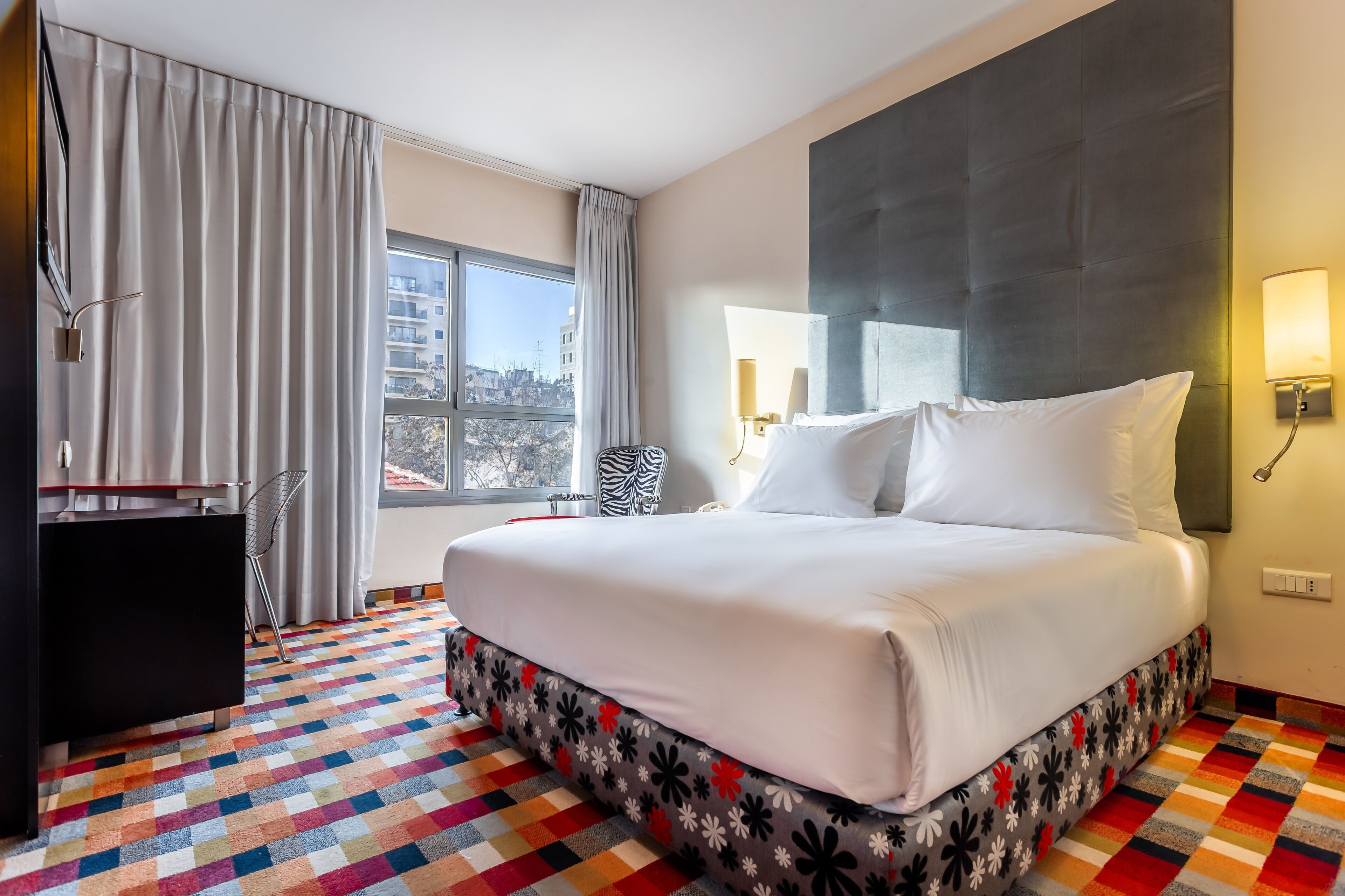Comfort Harmony Room | Zimmersafe, schallisolierte Zimmer, kostenloses WLAN, Bettwäsche