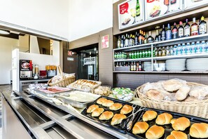 Desayuno continental (EUR 6 por persona)