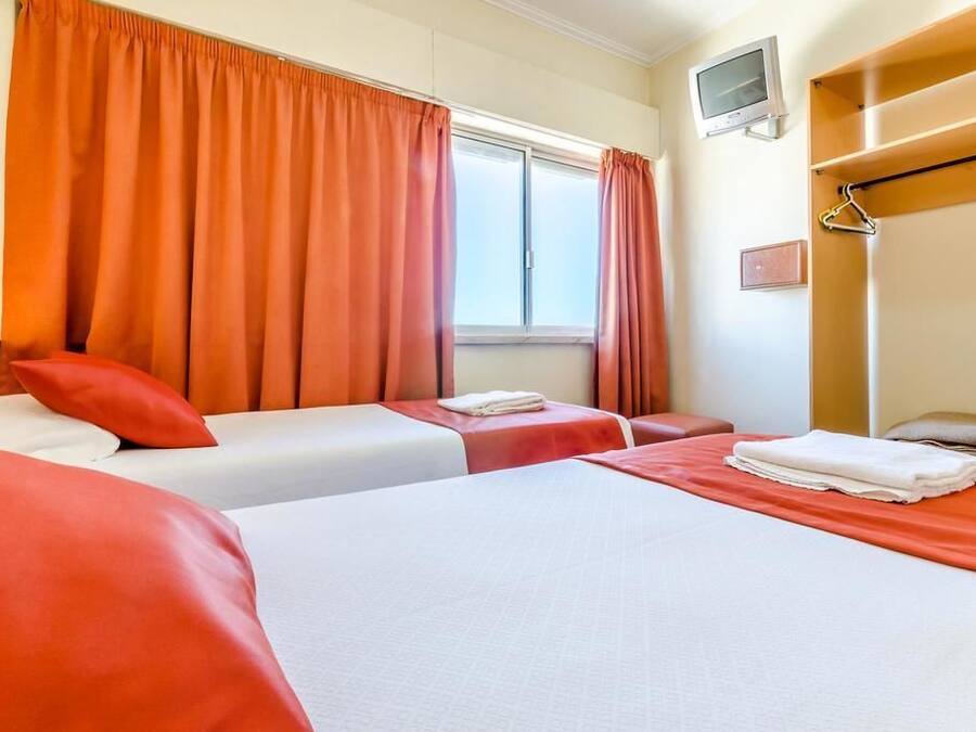 Dreibettzimmer, Gemeinschaftsbad | Zimmersafe, Schreibtisch, Verdunkelungsvorhänge, Bügeleisen/Bügelbrett