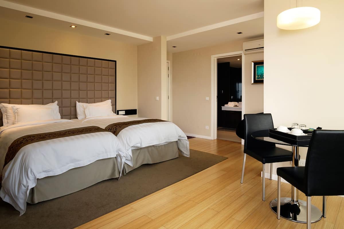 Studio Suite, Sea View | Peralatan tempat tidur premium, bar mini, peti besi dalam bilik