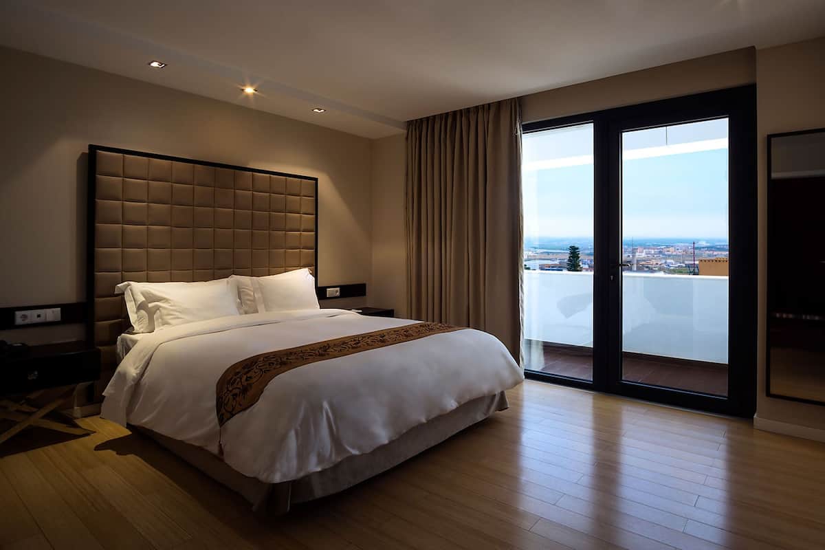 Double Room, Sea View (Side) | Peralatan tempat tidur premium, bar mini, peti besi dalam bilik
