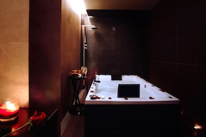 Sauna, hot tub, steam room, Turkish bath/hammam, body treatments