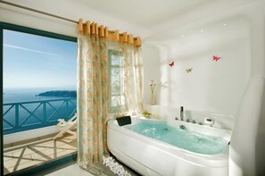 Suite Junior | Salle de bain | Douche, articles de toilette de luxe, sĂšche-cheveux, peignoirs